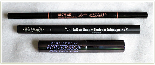 201409_travelmakeupbag__anastasiabrowwiz_katvondtattooliner_urbandecayperversion