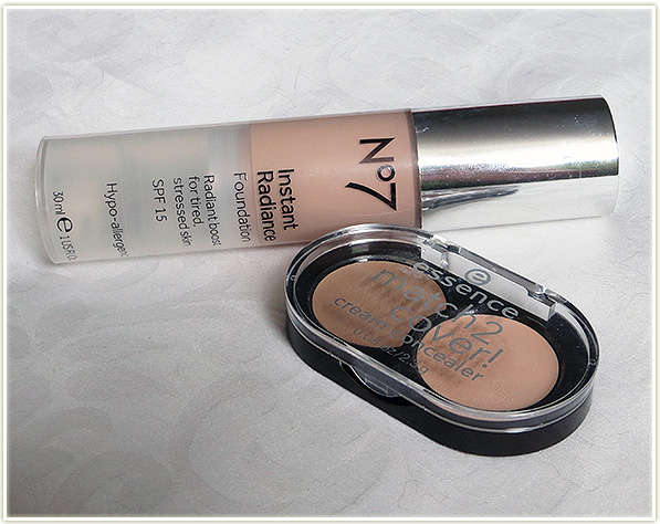 201409_travelmakeupbag_bootsno7foundation_essencematch2cover