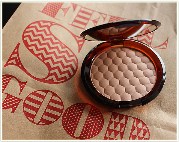 The Body Shop Honey Bronze Bronzing Powder in 01 Light Matte