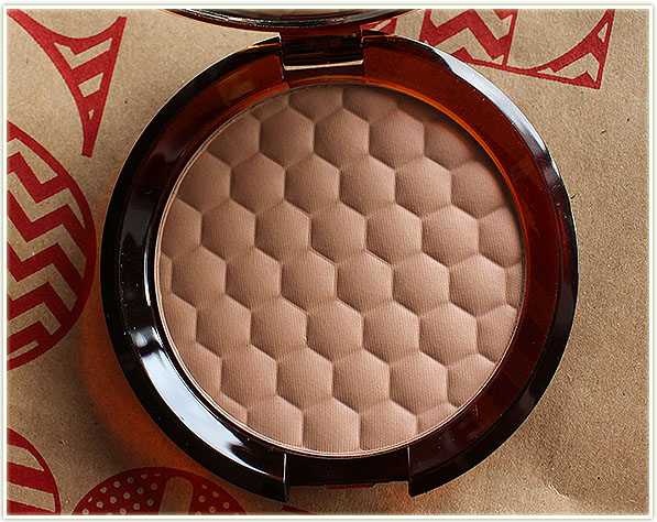 The Body Shop Honey Bronze Bronzing Powder in 01 Light Matte