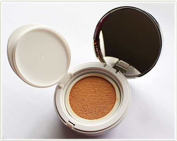 THEFACESHOP Oil Control Water Cushion Foundation in Apricot Beige