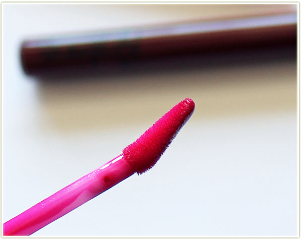 MAC Vamplify has a long and thin sponge-tip applicator