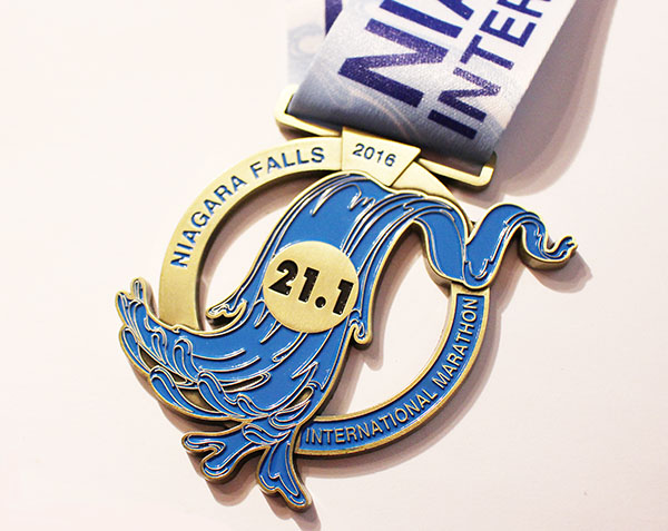 201611_niagarafallinternationalhalfmarathon_medal