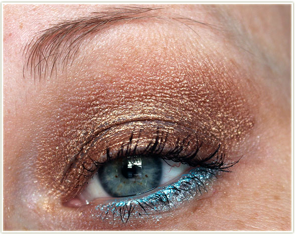 Wearing Velvet Shadow Sticks in Siros and Grand-Large