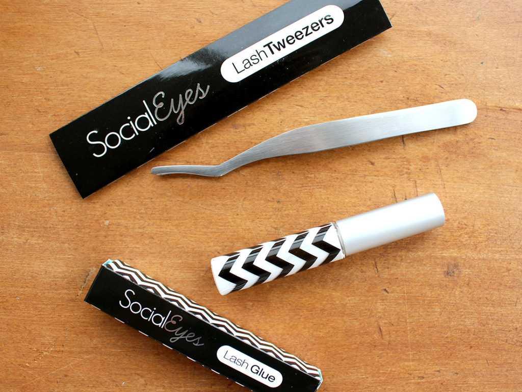 SocialEyes accessories - tweezers and glue